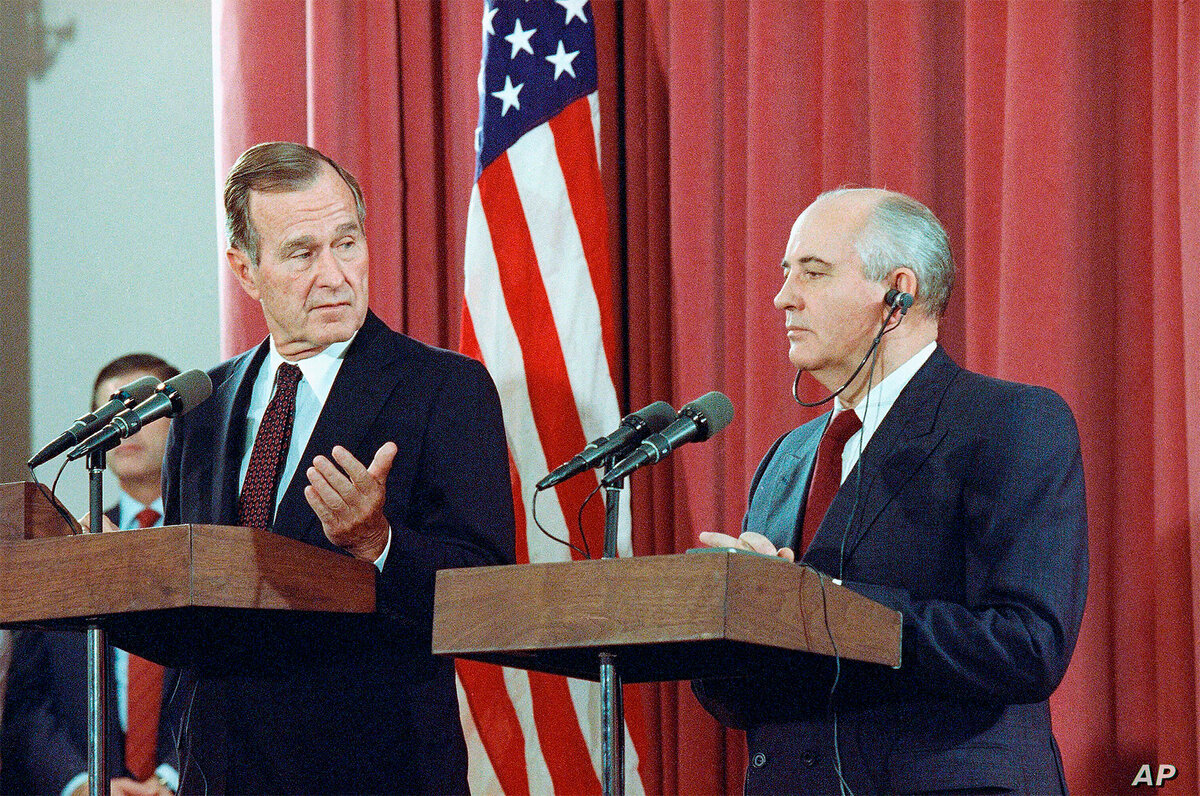 Президент США Джордж Буш-старший и президент СССР Михаил Горбачев во время совместной пресс- конференции 29 октября 1991 года в посольстве СССР в Мадриде.
