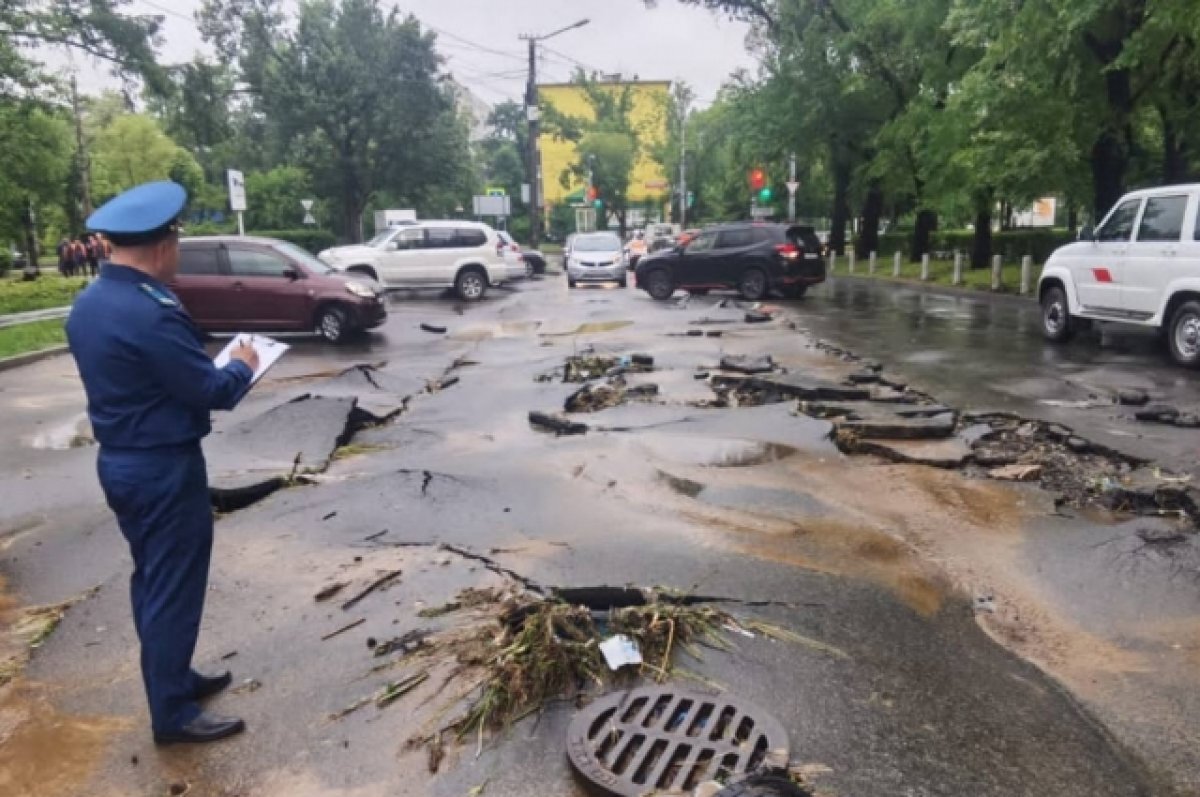    Дорогу буквально смыло.