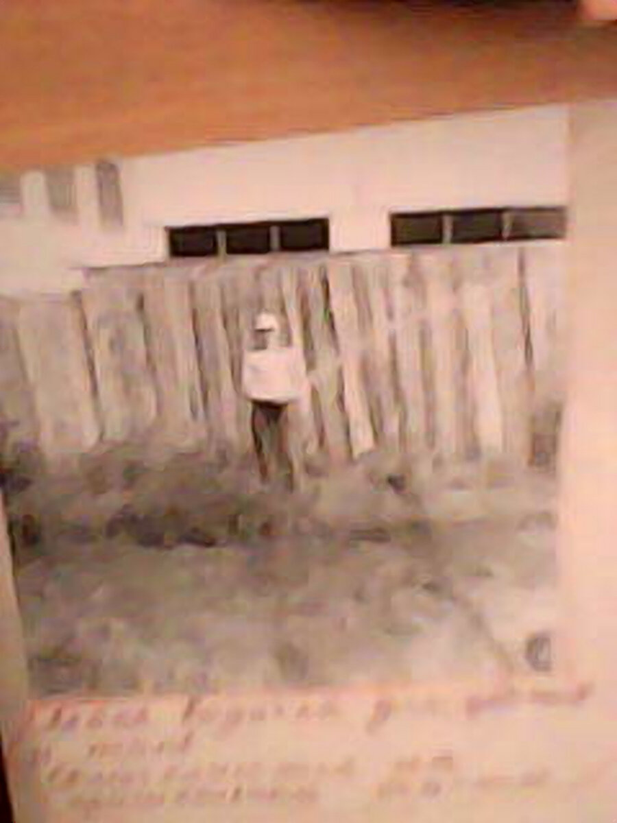 Более четкое. Мы видим семиклассника со шлангом, забор, УСК, и жалюзи на окнах.