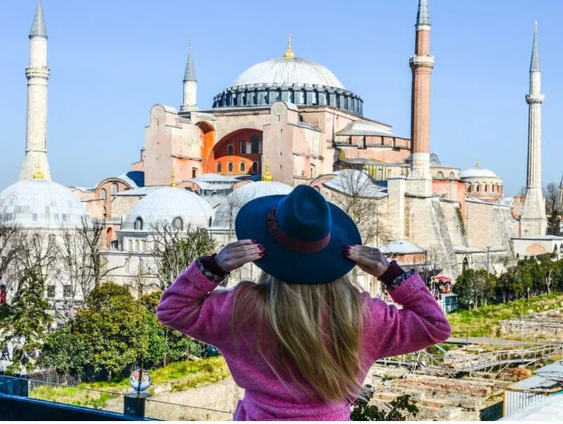 Тур путевка стамбул. Стамбул ekskursiya. Стамбул туристы. Стамбул прогулка. Стамбул девушка.