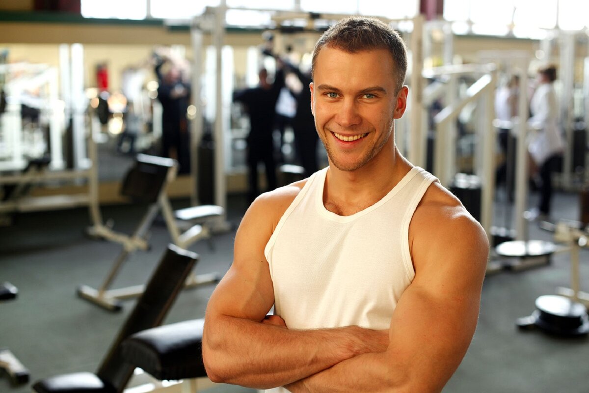 Статей фитнес. Спортивный мужчина. Парень в спортзале. Спортивные люди.