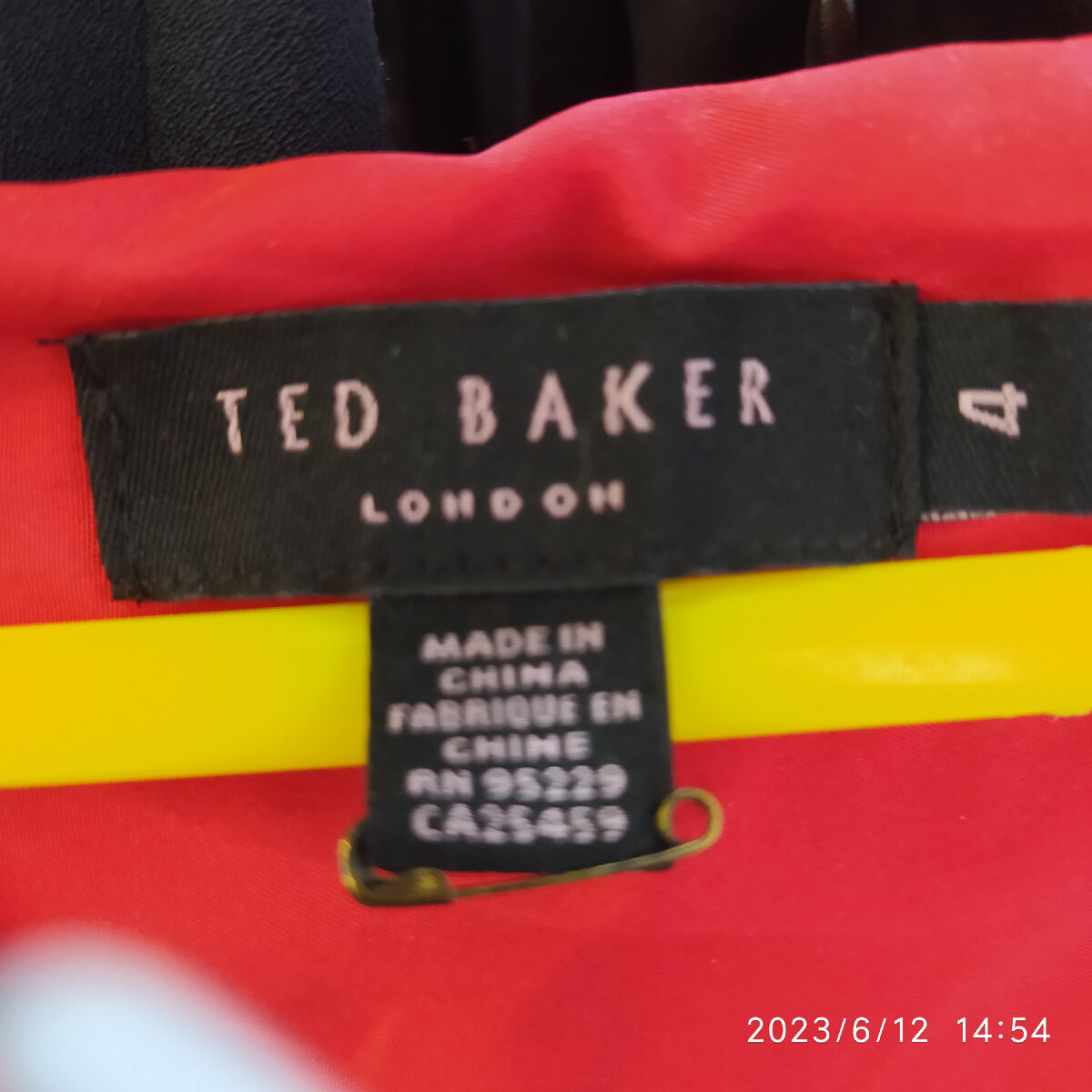 Английское платье сработано в Китае.