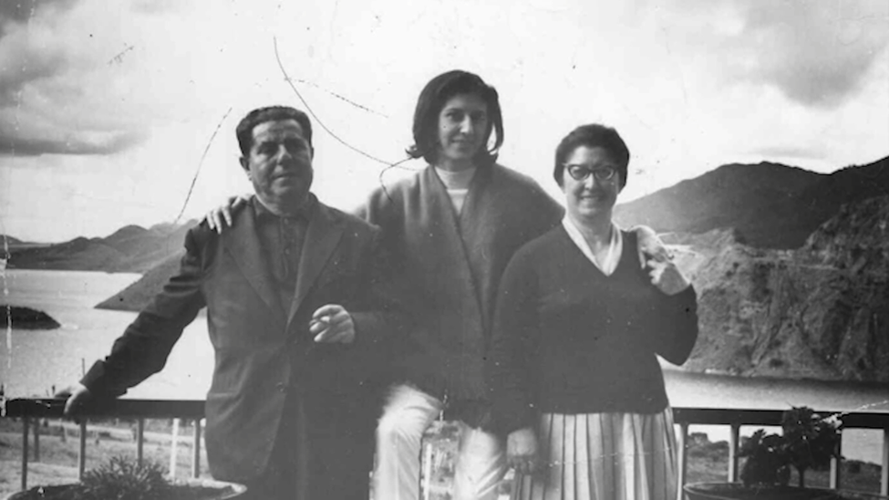 Пилар (в центре) с родителями