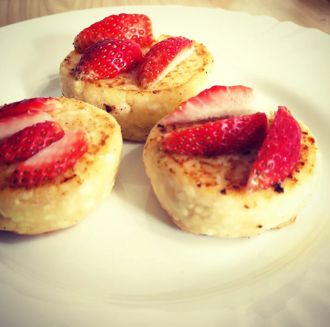 Готовые сырники. Их можно подать со сметаной, сгущенкой, фруктами и ягодами во всех возможных сочетаниях.