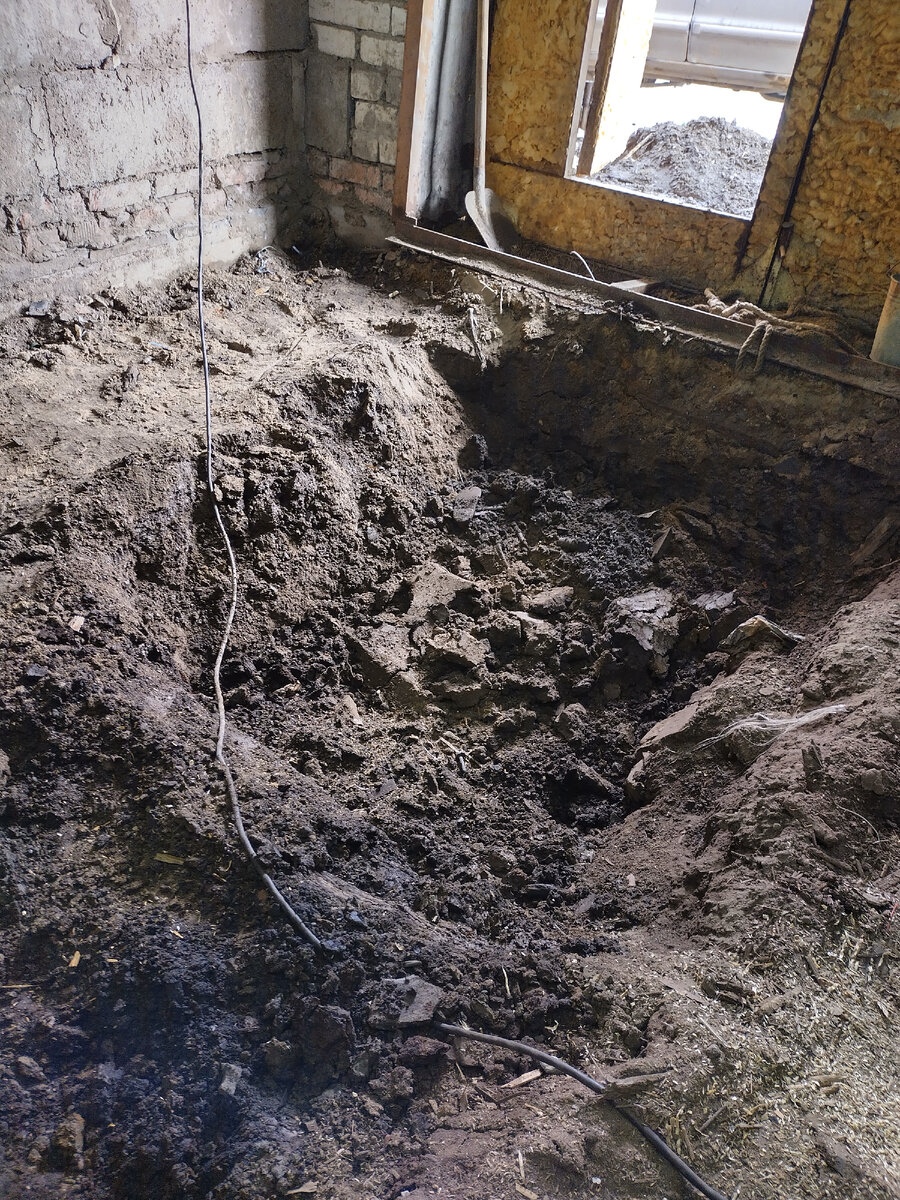 Частично закопанная яма