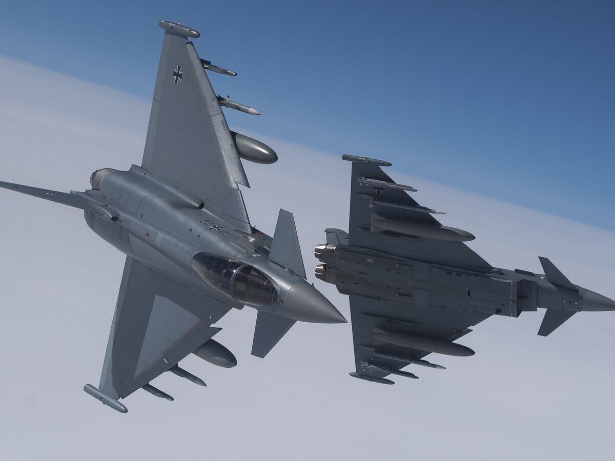    Немецкий истребитель Eurofighter Typhoon во время учений ВВС НАТО в воздушном пространстве Литвы© AP Photo / Mindaugas Kulbis