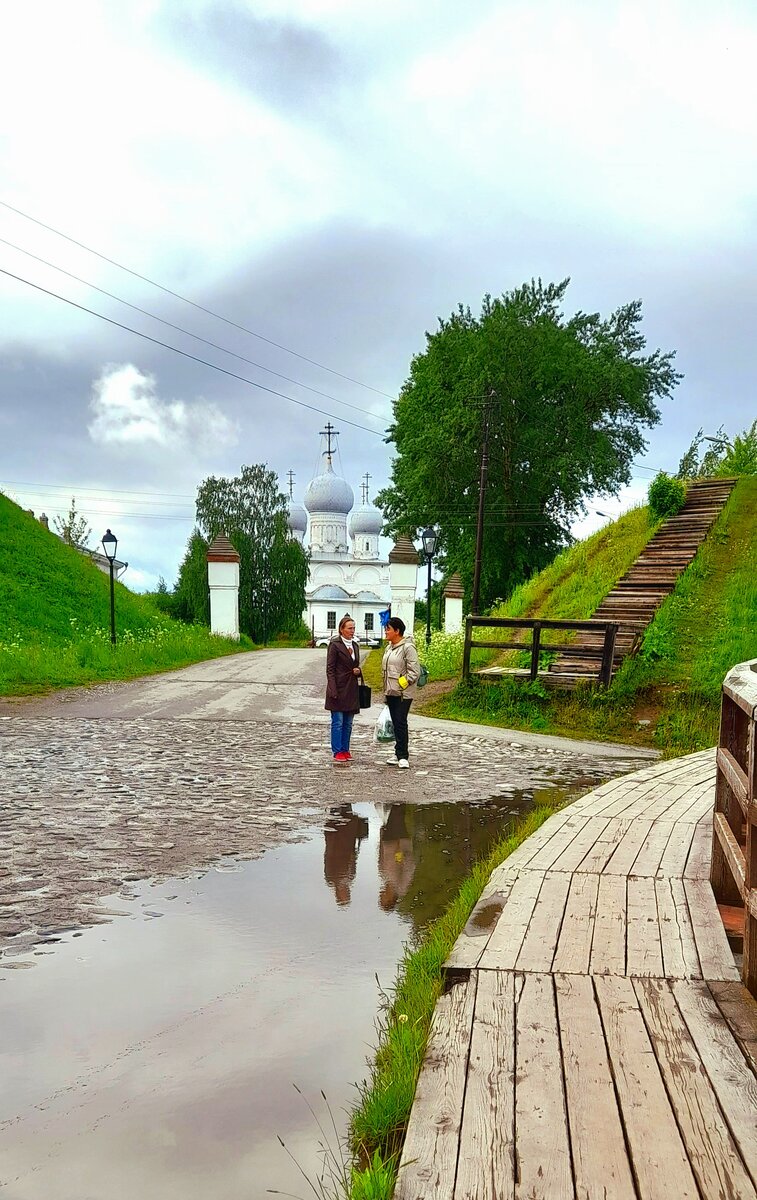 Это был последний холодный и дождливый день... Уже с обеда распогодилось, потеплело, а к вечеру мы уже скинули куртки! 