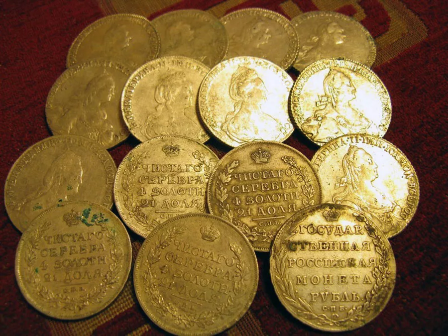 В каком году нашли первое золото. Золотые монеты царской России клад. Клад золотых червонцев. Клад николаевские золотые монеты. Клад золотых монет Петра 1.