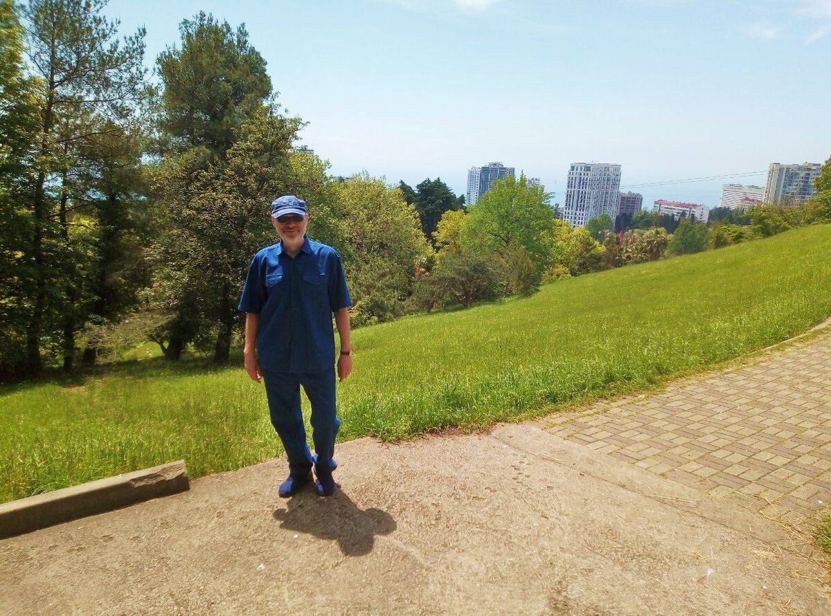 Михаил Лекс, автор рассказа и канала, Сочи, парк Дендрарий, Поляна.