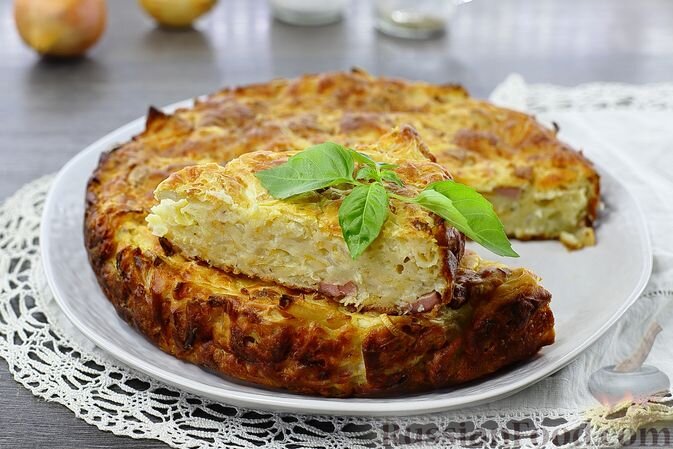 лук репчатый, сосиски, сыр твёрдый, молоко, яйца, мука, разрыхлитель, соль, перец чёрный молотый, масло растительное