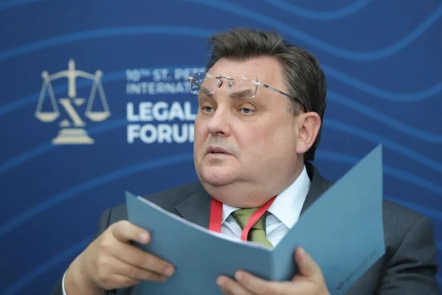 Константин Чуйченко (глава Минюста) проверяет: а если читать без очков и не прищуриваться – может быть, хотя бы в этом случае законопроект Конституции противоречить не будет?