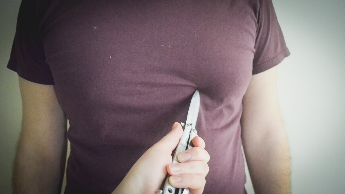     44-летний мужчина чуть не убил соседа ударом ножа в сердце во время ссоры в Урюпинске, сообщает региональное СУ СКР. Возбуждено уголовное дело.