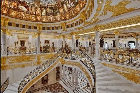 Золото и мрамор являются основными материалами в этом особняке с двумя стеклянными куполами ручной работы