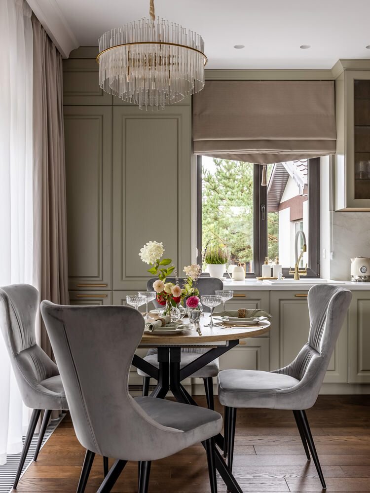 Дом в Самаре, дизайнеры Оксана Агапонова и Ангелина Алексеева (Дизайн-студия «Артек»). Столовая зона. На стенах здесь и во всем интерьере краска, Benjamin Moore.