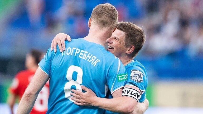    Андрей Аршавин обнимает Павла Погребняка.Евгений Асмолов ФК «Зенит»