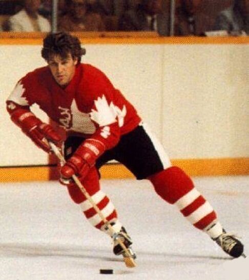 Фото с яндекс.картинки (Б.Орр на Кубке Канады-76)