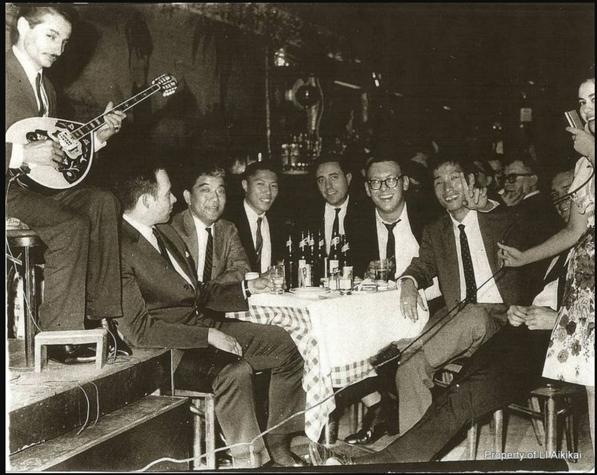 Нью-Йорк, 1959 год. Терри Добсон (первый слева), Эдди Хагихара (третий слева), Ральф Гланштейн (пятый слева). Ральф Гланштейн основал клуб айкидо Windward в Канеохе после переезда на Гавайи в 1963 году. Эдди Хагихара как и Ральф Гланштейн - был одним из основоположников Айкидо в Нью-Йорке (изначально 3-й дан по дзюдо).