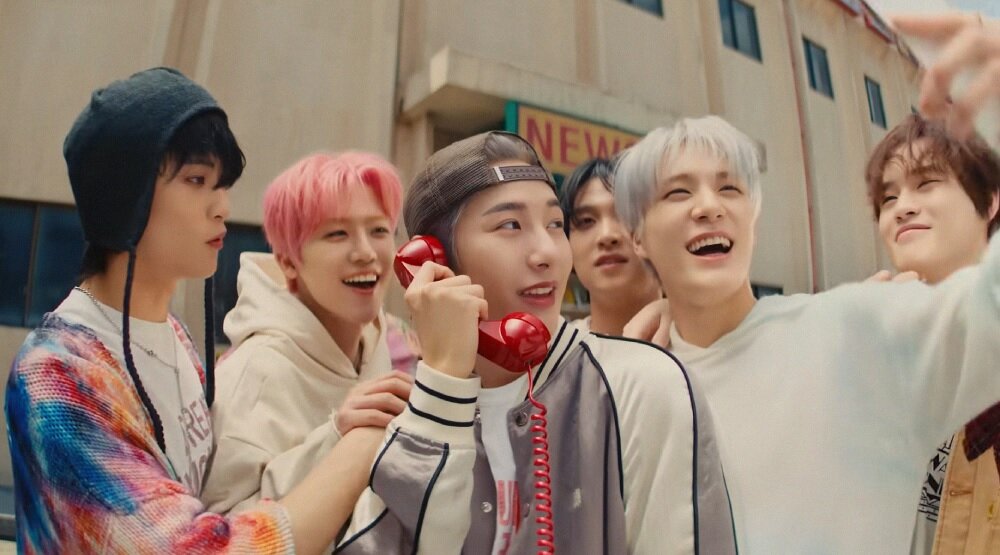     Кадр из клипа «Broken Melodies»