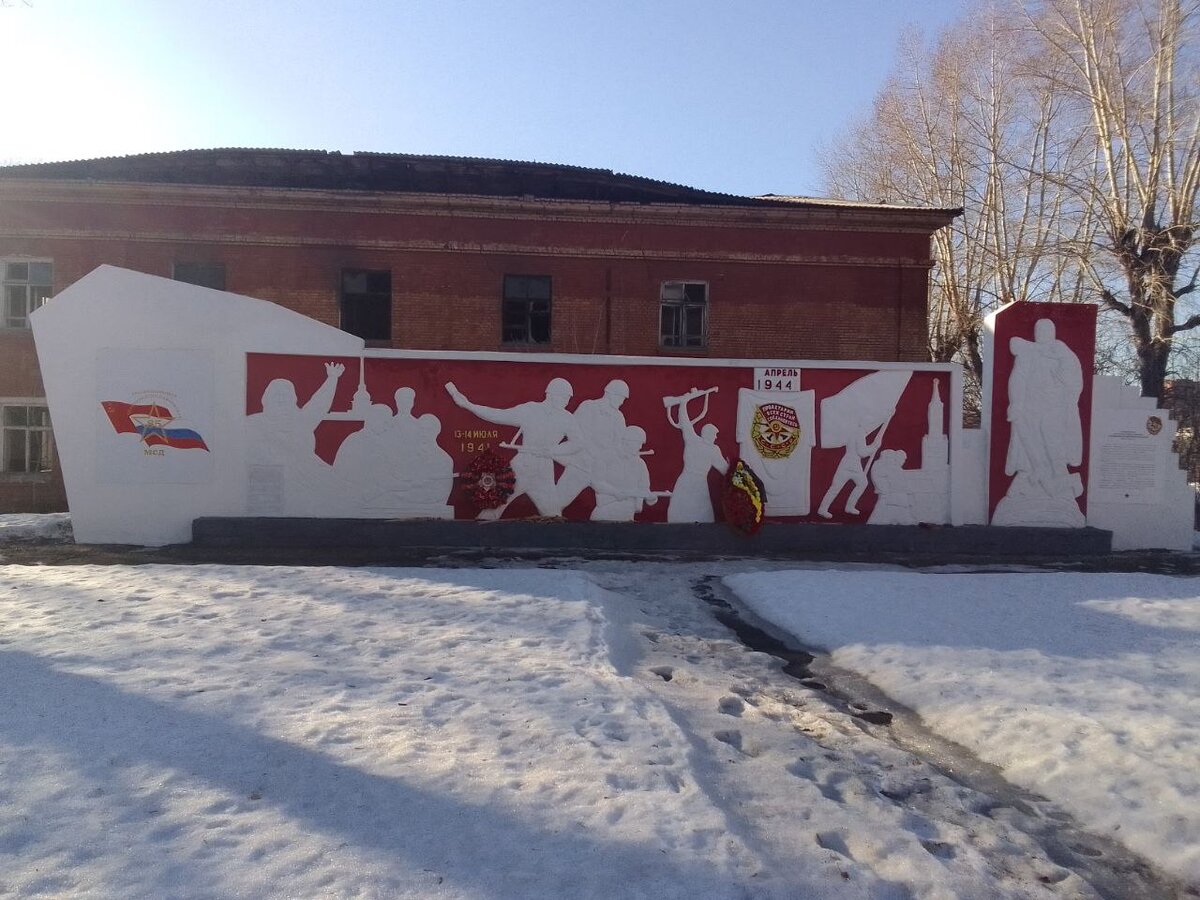 Памятник воинам 85-й Ленинградско-Павловской Краснознаменной дивизии. г. Новосибирск. ул. Василия Старощука. Март 2023 г. Фото автора.