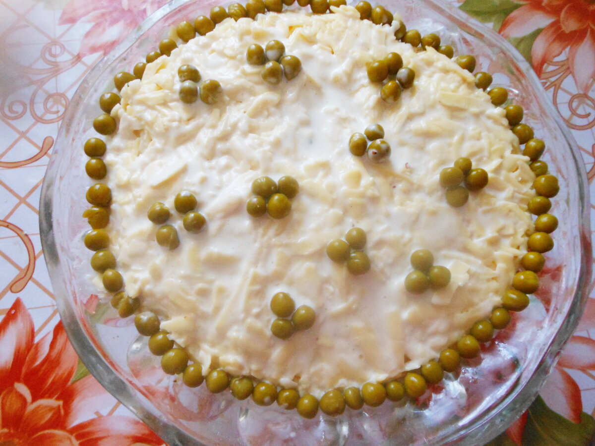 ОЧЕНЬ ПРОСТОЙ И ВКУСНЫЙ САЛАТИК НА ПРАЗДНИЧНЫЙ СТОЛ!!!) ОБЯЗАТЕЛЬНО ПОПРОБУЙТЕ ВАМ И ВАШИМ ГОСТЯМ ТАКОЙ САЛАТ ПРИДЕТСЯ ПО ВКУСУ!