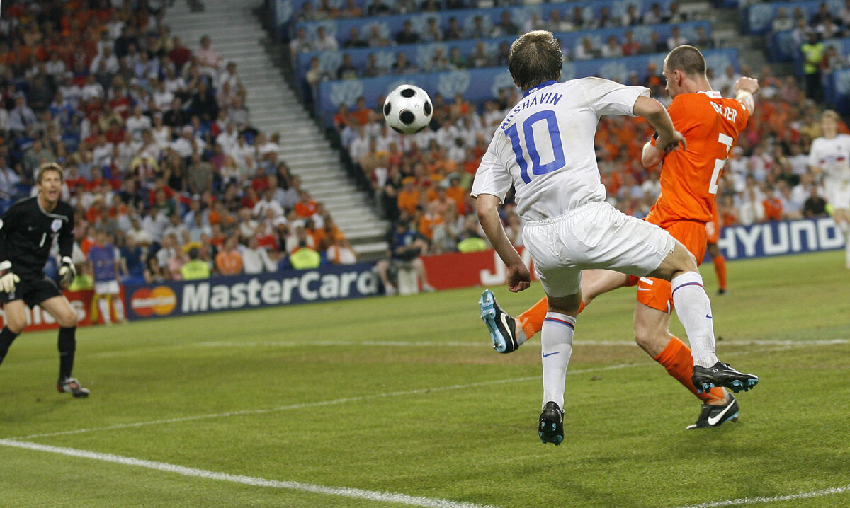 Андрей Аршавин (№10) выполняет голевую передачу на Дмитрия Торбинского в матче России и Нидерландов (3:1) в Базеле 21 июня 2008 года. Фото Александр Федоров, «СЭ»