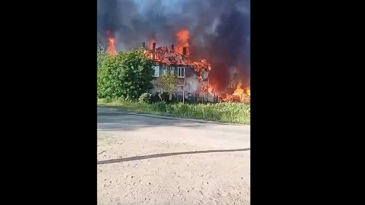     Страшный пожар уничтожает дома один за другим в Карелии: в сети появилось видео с места ЧП.