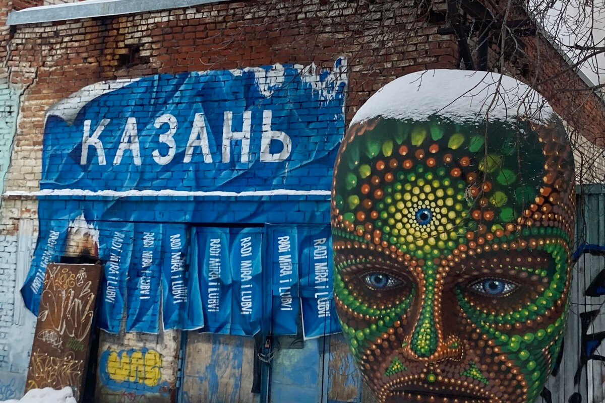 На территории спрятаны зеркала, граффити и инсталляции. В общем, своеобразная атмосфера, вызывающая много вопросов