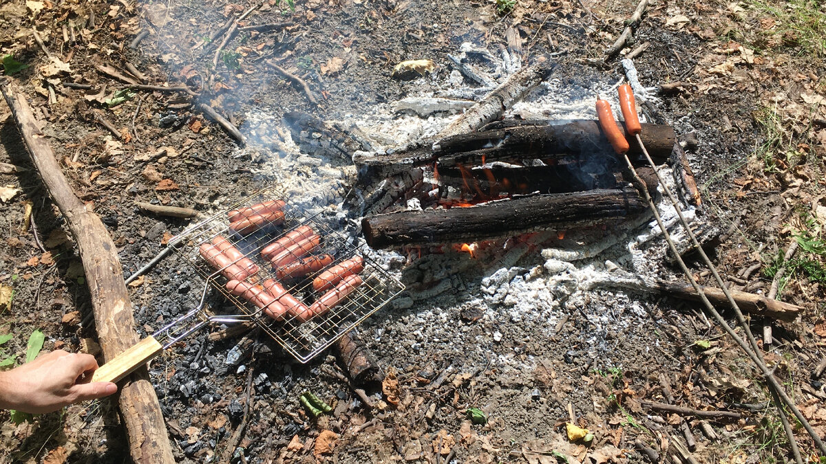 Шампуры можно взять и металлические, но мы же на природе"