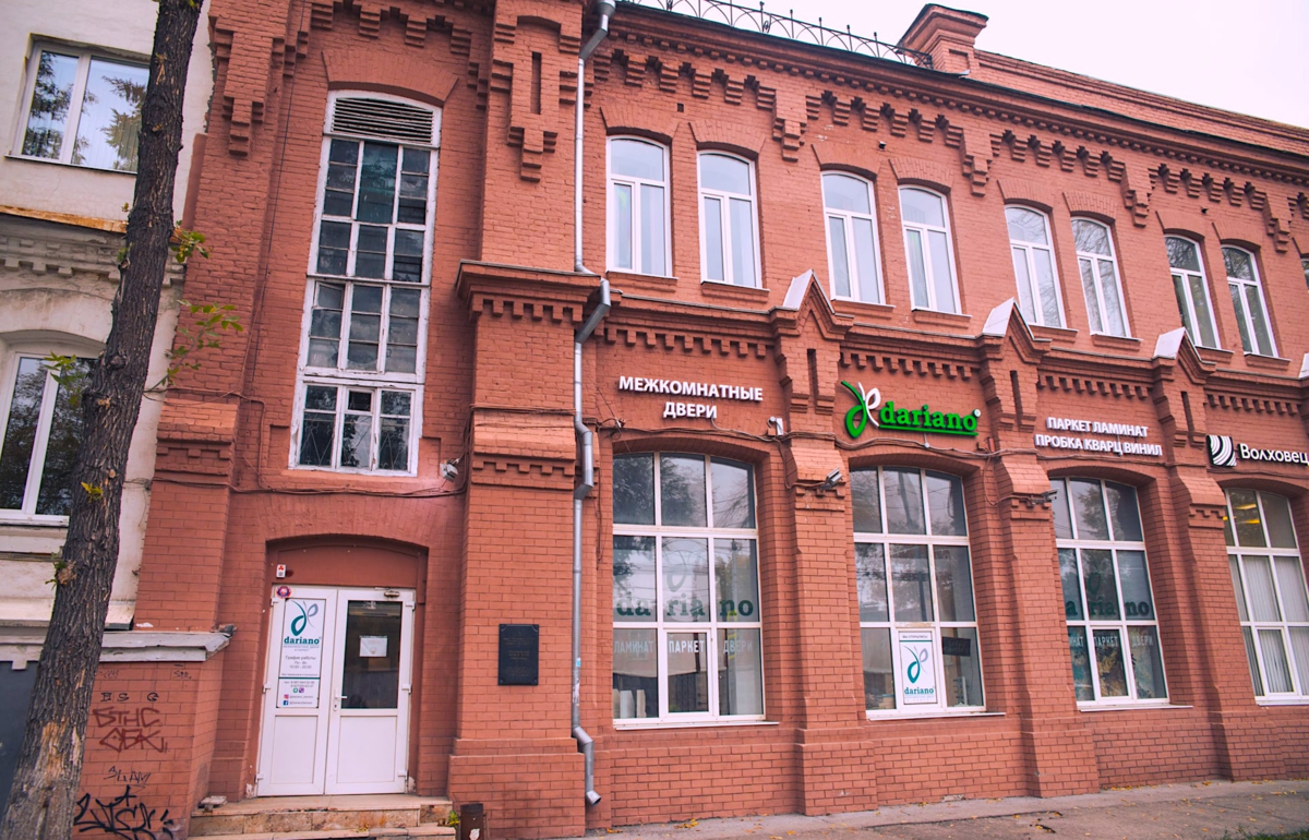 Окна с лучковыми перемычками и лучковыми сандриками в уровне второго этажа сгруппированы по два в одном простенке. 