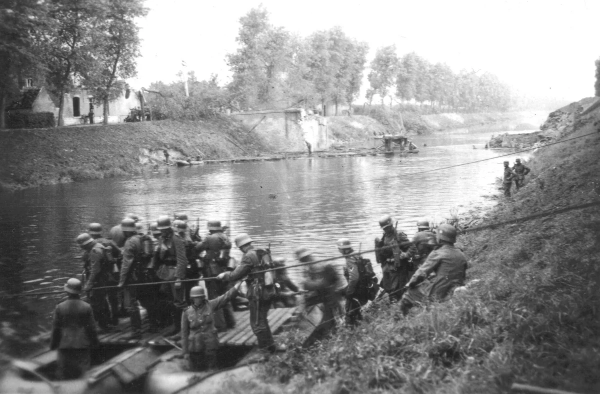 Немецкие солдаты переправляются через реку Мухавец в районе Брестской крепости, 22 июня 1941 года. Фотография приведена для иллюстрации