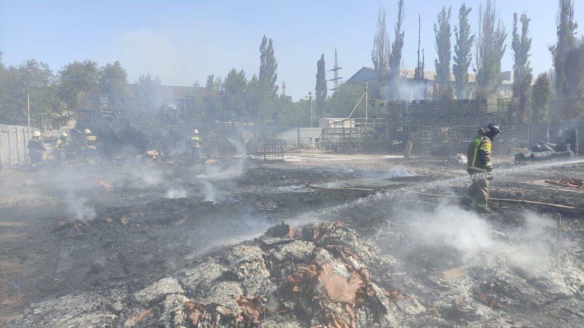     Расчеты пожарной части два часа ликвидировали крупное возгорание на складе пластиковой тары в городе Волжском Волгоградской области, сообщают «НовостиВолгограда.ру».