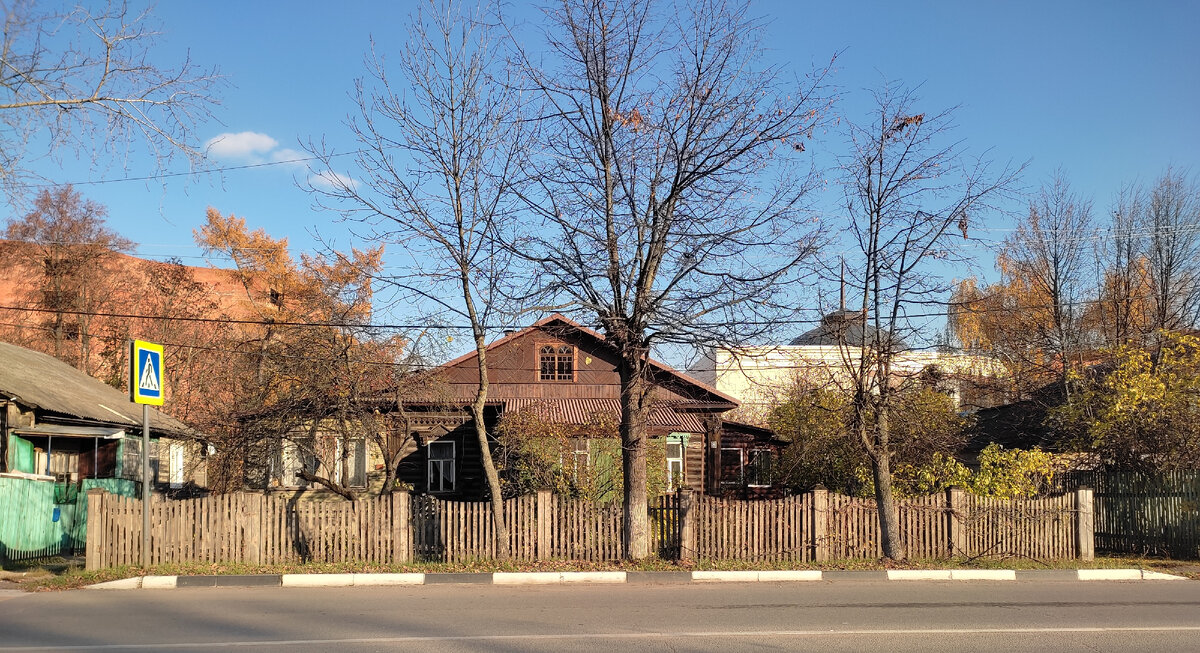 Вид на дом с дороги, ещё со старой пристройкой. Все фотографии принадлежат автору статьи