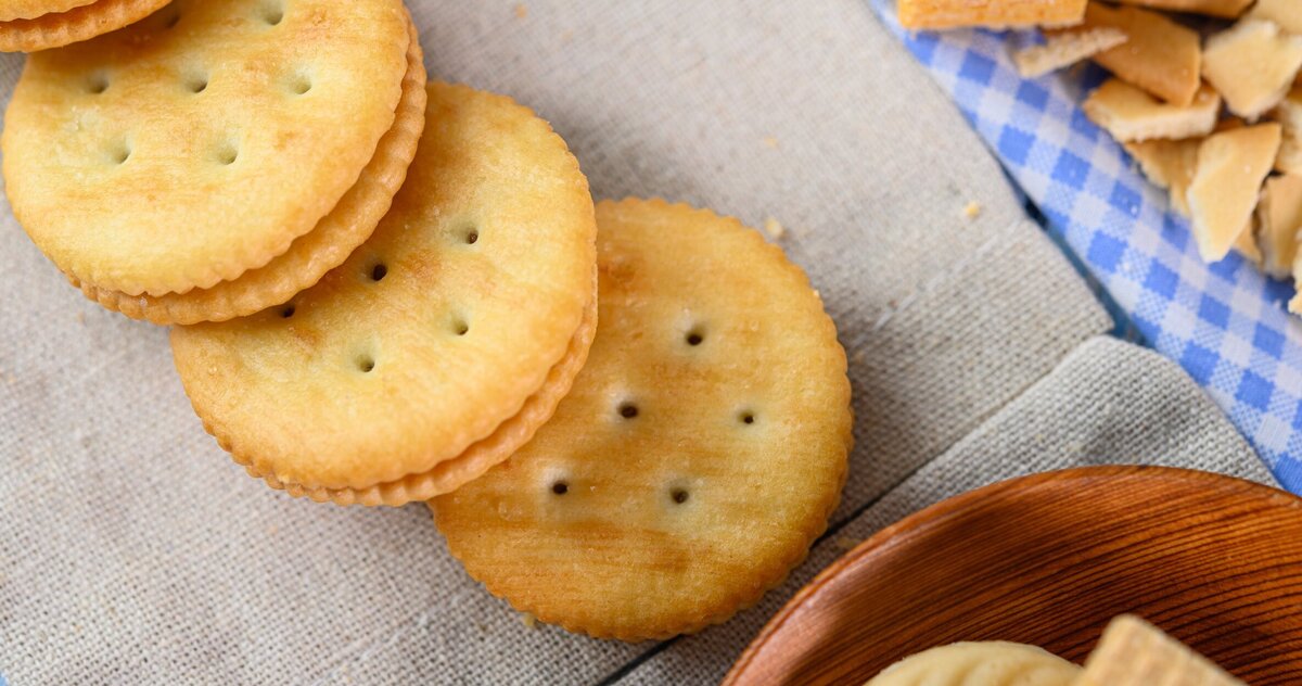     Похрустим! Рецепт рассыпчатых сырных крекеров, которые можно приготовить с детьми