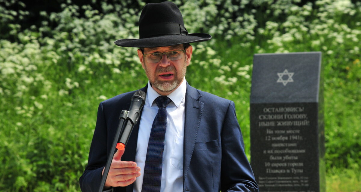 Рав Ариэль Масалитин во время траурного митинга. Фото: пресс-служба РЕК 