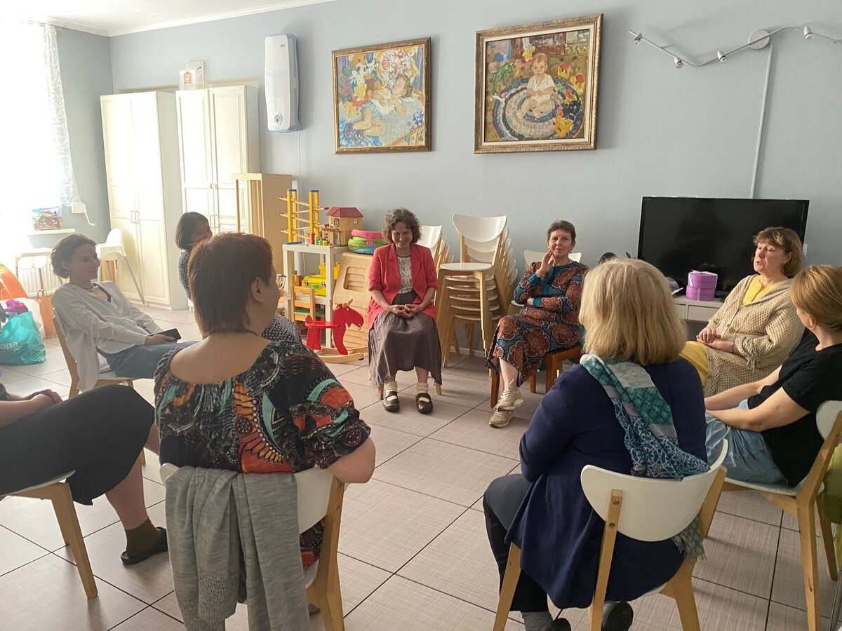 Сотрудники благотворительного фонда "Тёплый дом" проходят курс Института психотерапии и консультирования зависимостей, который позволил им повысить эффективность работы с беженцами из зоны СВО. 2023 год. 