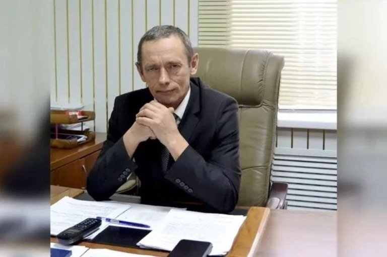 Виталий Манишин работал заместителем главы районной администрации и его фотографии красовались на страницах газет. ФОТО: "ЗАРЯ ПРИОБЬЯ"