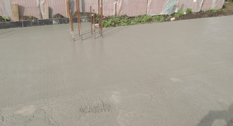 Разравниваем тяпкой раствор