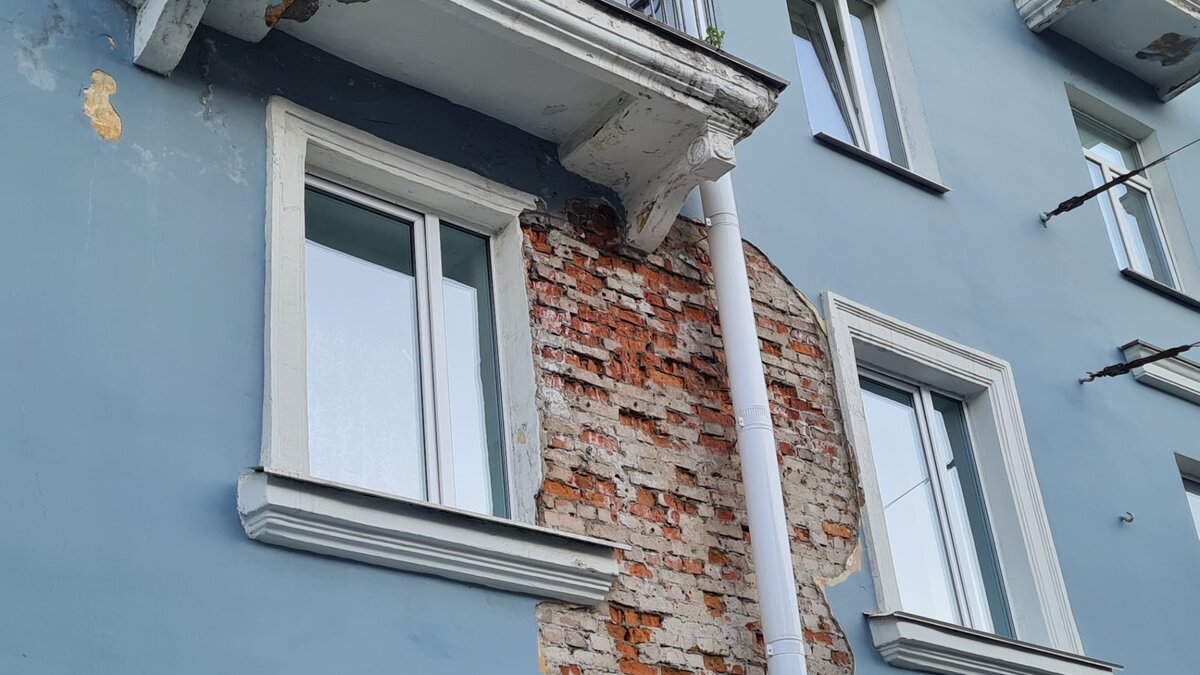     В центре карельской столицы обрушились фасады домов, которые отремонтировали всего пару лет назад. Подрядчик не исполняет решение суда, а у мэрии на обновление объектов нет денежных средств. Подробнее о ситуации — в нашем материале.