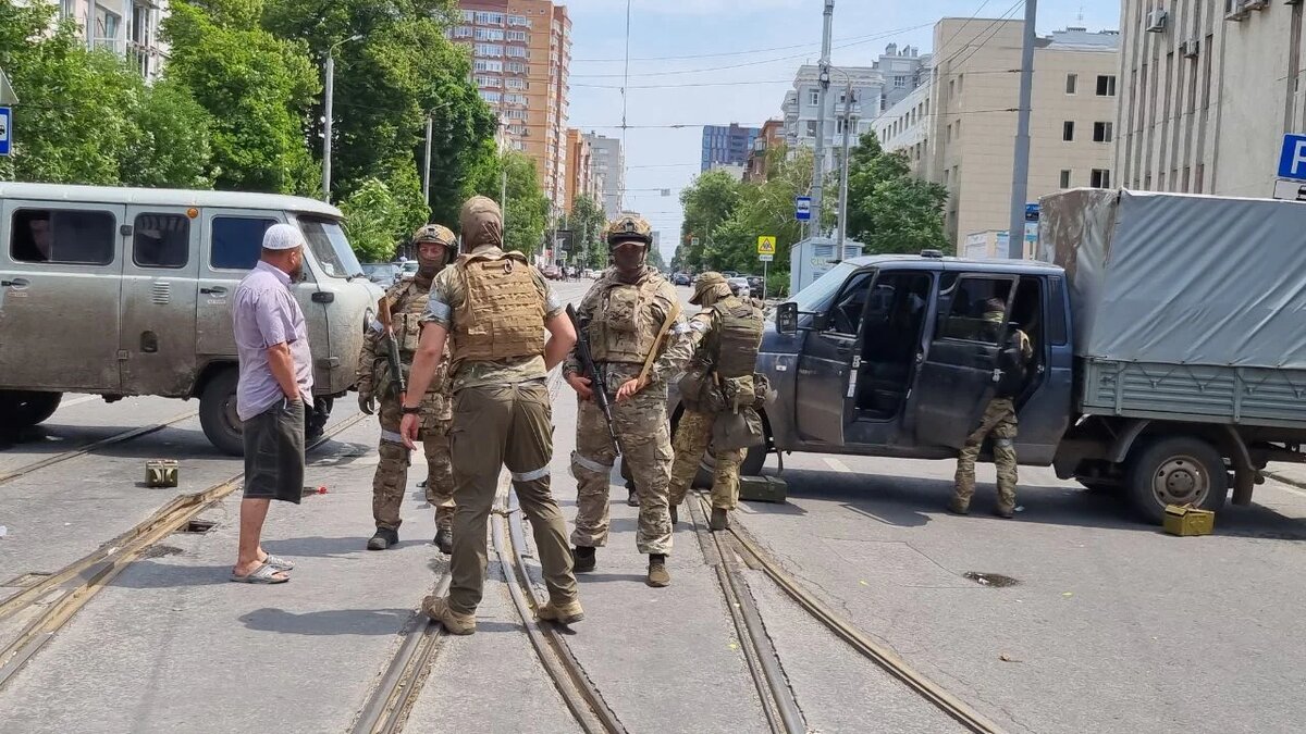 Ростовчане «братались» с бойцами мятежного ЧВК и спрашивали, где вся  полиция | Privet-Rostov.ru | Дзен