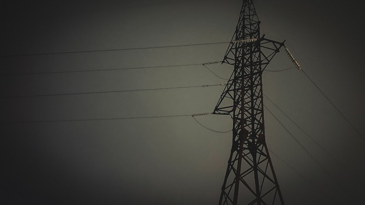     В селе Вольно-Надеждинское произошла большая авария на сетях «ДВ РСК». Все жилые дома и социальные учреждения остались без света.