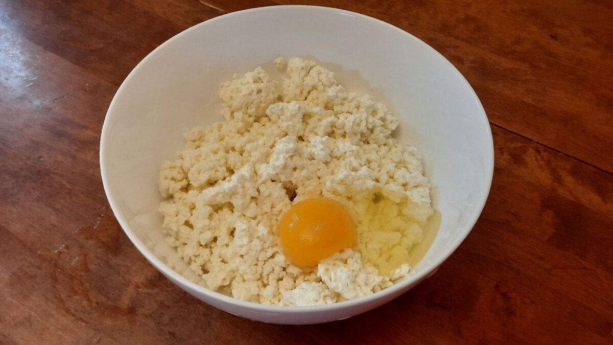 В творог добавляем яйцо