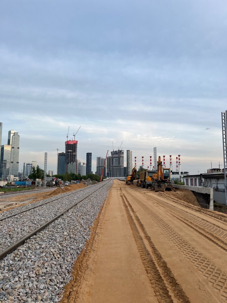 📷 1: На устое эстакады со стороны Пресни завершилась трамбовка песчаной подушки и приступили к укладке пути.  