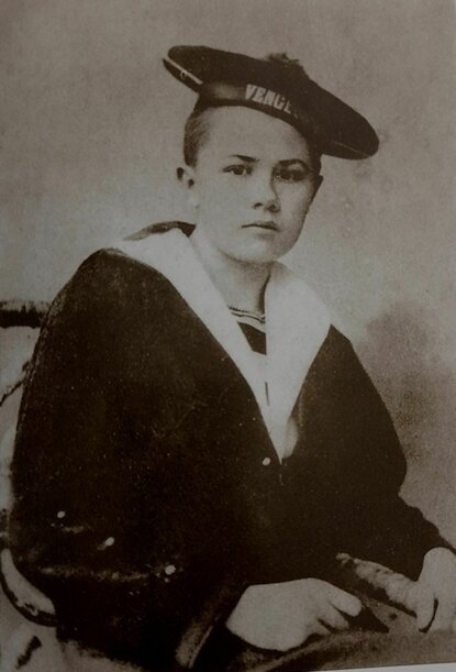 Изабелла в костюме матроса