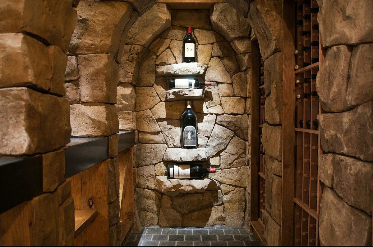 Декоративная отделка винного погреба имитацией каменной кладки