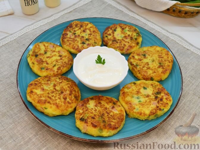 картофель, сыр твёрдый, ветчина, лук зелёный, яйца, мука, масло растительное, соль, перец чёрный молотый