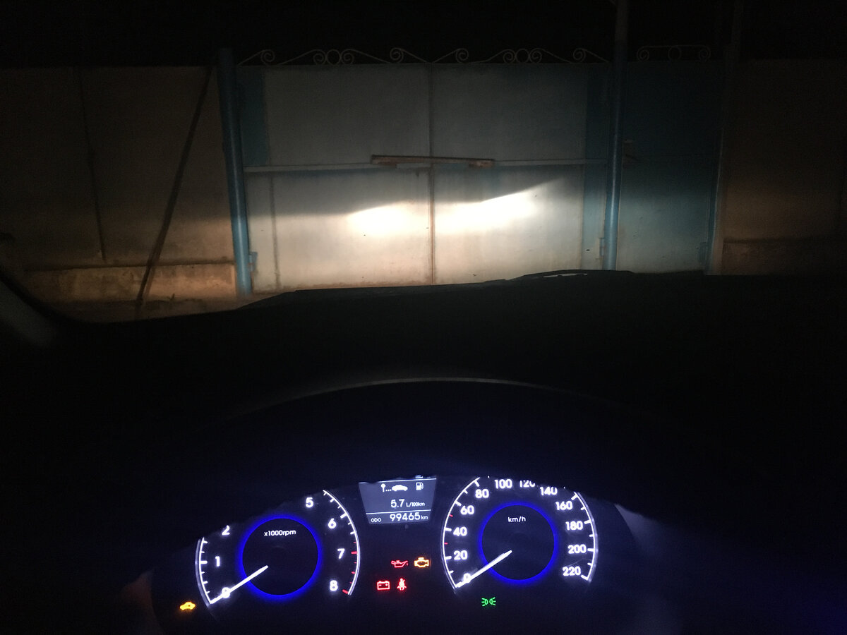 Это ближний свет. Пучок стал цельным и ярким, видно всё теперь очень хорошо. Даже в тумане видимость улучшилась