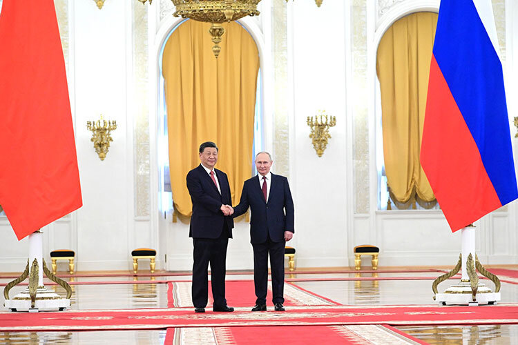   В последние недели Китай заключил сделки с Россией, Бразилией и Саудовской Аравией, цель которых — отказаться от доллара и торговать с использованием китайского юаня Фото: kremlin.ru