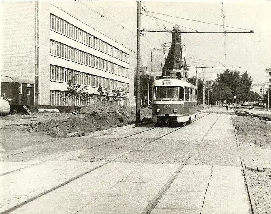 Перекладка трамвайных путей на Восточной улице. 1973-1975. Фото: Ю. Иванов. Источник: сайт www.pastvu.com