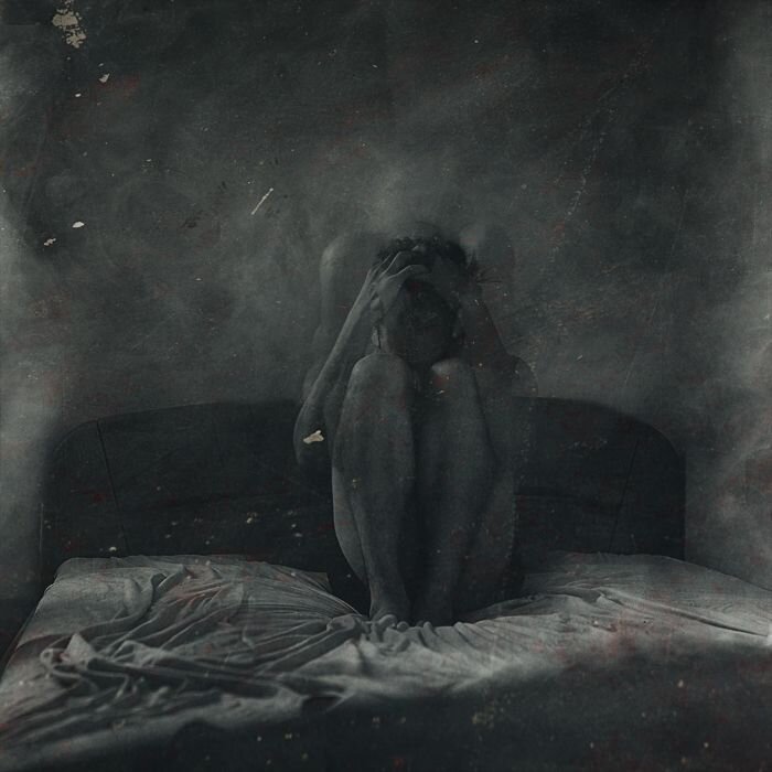 ломая тишину и крик бессонницы. стихи про свет в окне. ломая тишину и крик бессонницы. душевная пустота. комната в темноте.