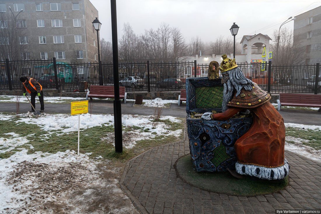 Что лучше для детской площадки: домик или городок?